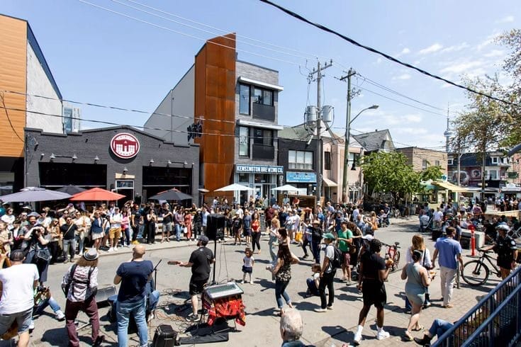 Summer activity at Kensington market: Live performance, singing, dancing