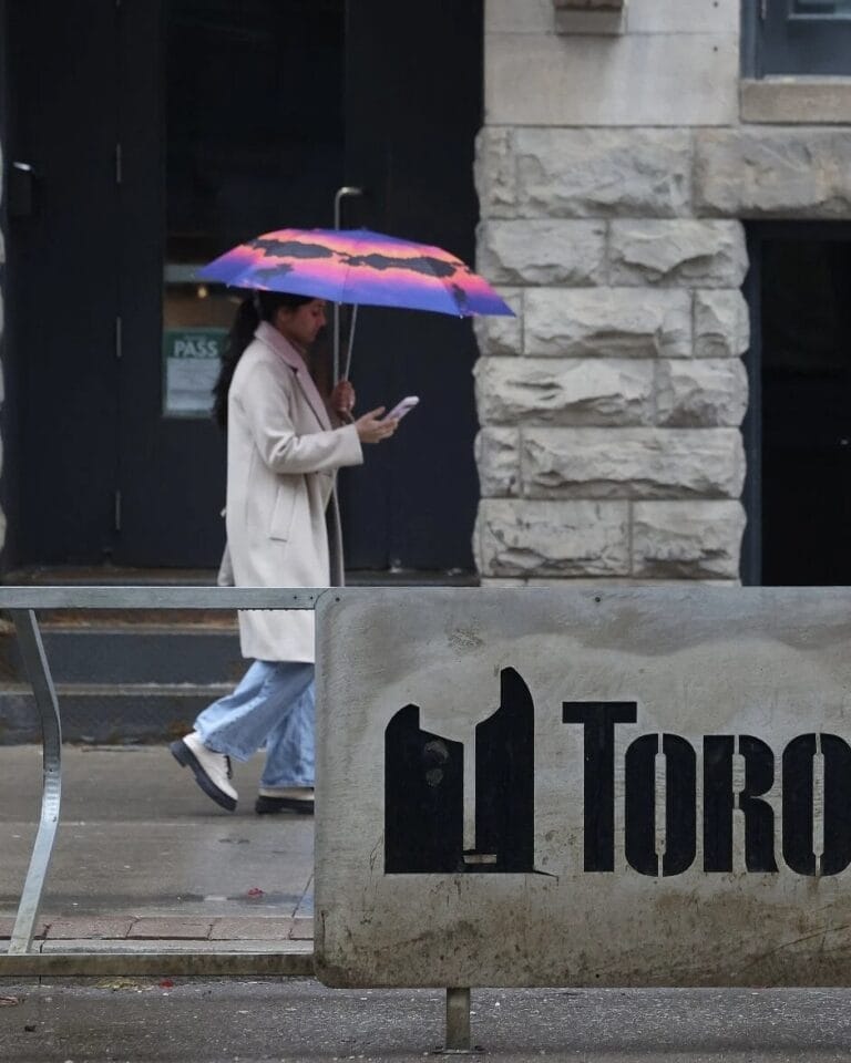 Supercell Thunderstorm Hits Toronto with 100+ km/h Winds