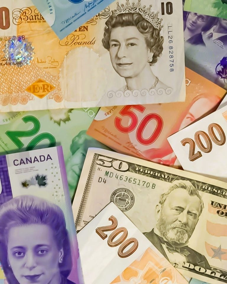 How to Exchange Currency in Toronto (Banks vs. Currency Exchange Counters)