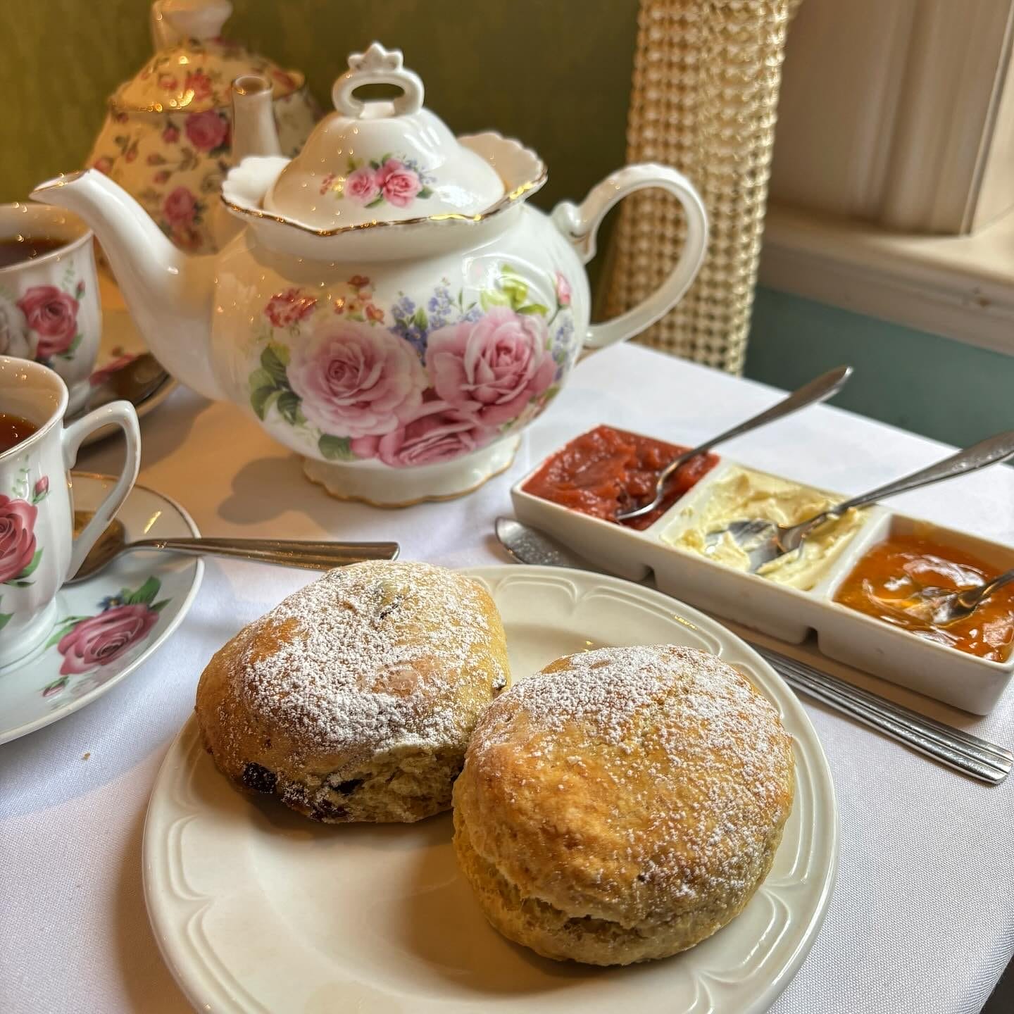 Easter Brunch Buffet in the Courtyard - Windsor Arms Hotel 